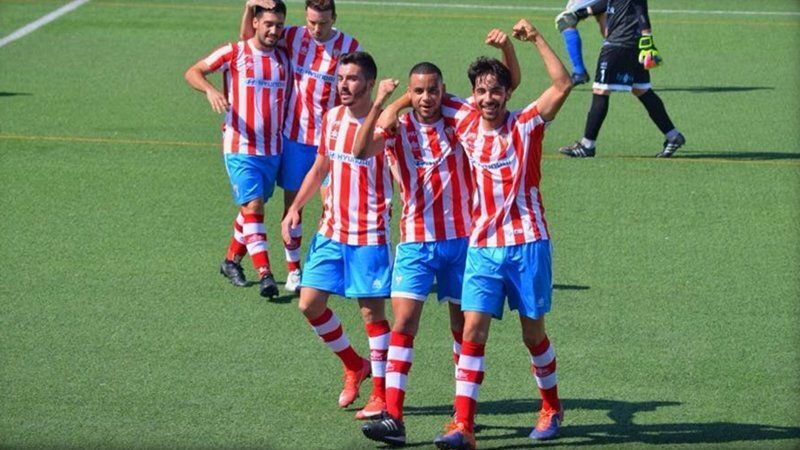 Jugadores celebran uno de los goles. Foto Martin Gil