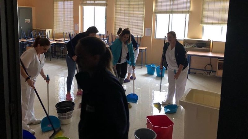 Mas de veinte limpiadoras tratan de restablecer la normalidad en el CEIP Andalucía