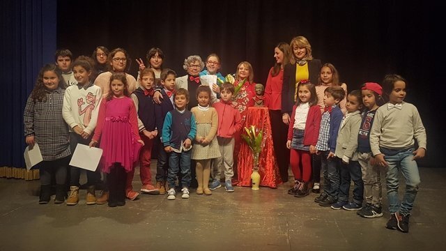 Foto de familia con los alumnos de teatro de la Escuela Municipal Sánchez Verdú