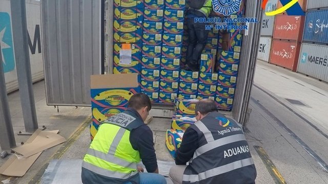 Agentes inspeccionan la carga de los contenedores