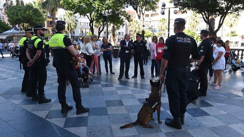 La Policía Local ha realizado una demostración con perros en la Plaza Alta
