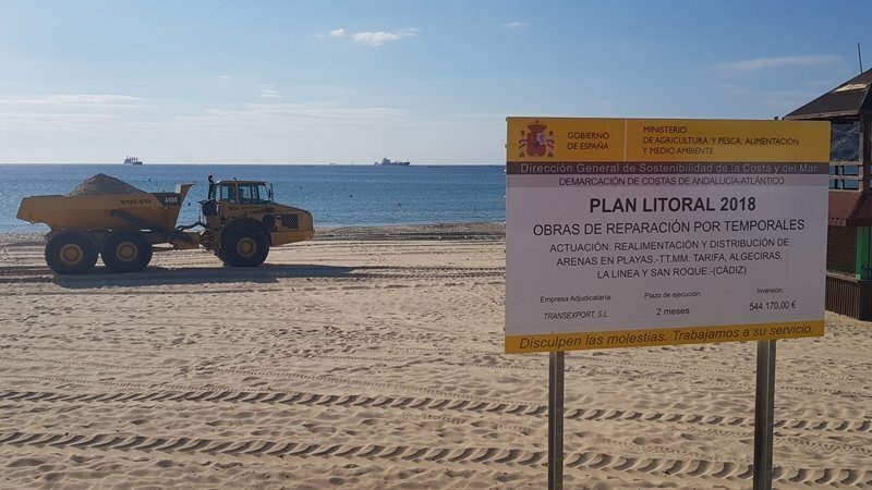 Trabajos de regeneración de arena en la playa de Getares