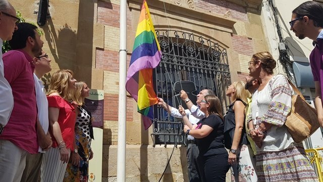 Izado de la bandera ante la presencia de miembros del PP, Podemos y Ciudadanos