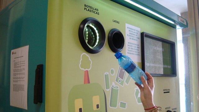 Una máquina de vending dedicada al reciclaje