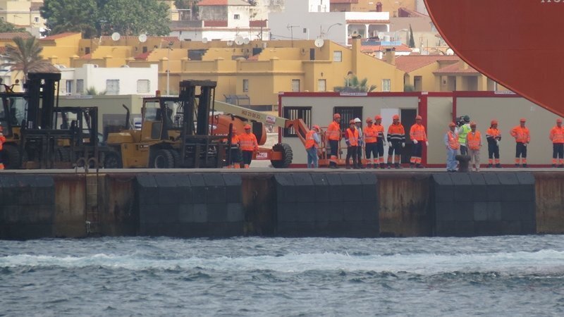 Estibadores aguardan el atraque de un buque en la terminal. Foto de archivo