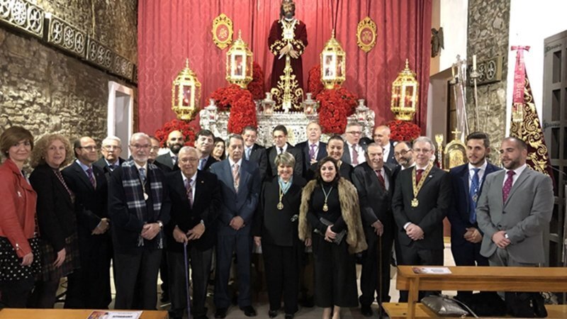 Las responsables municipales y los representantes de todas las hermandades de la ciudad, en la Capilla de San Isidro