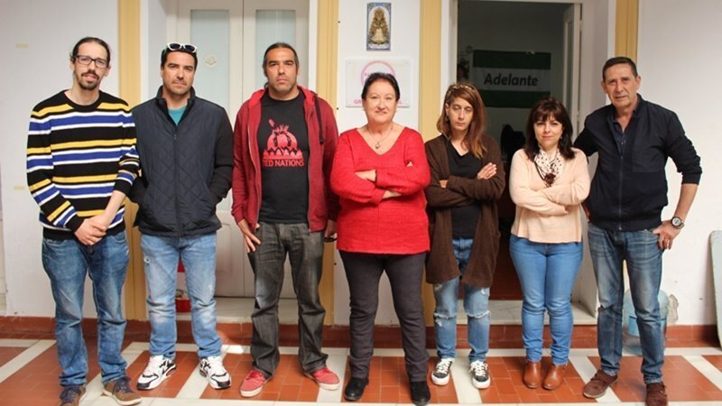 Foto tras la reunión entre Adelante Algeciras y trabajadores de playas