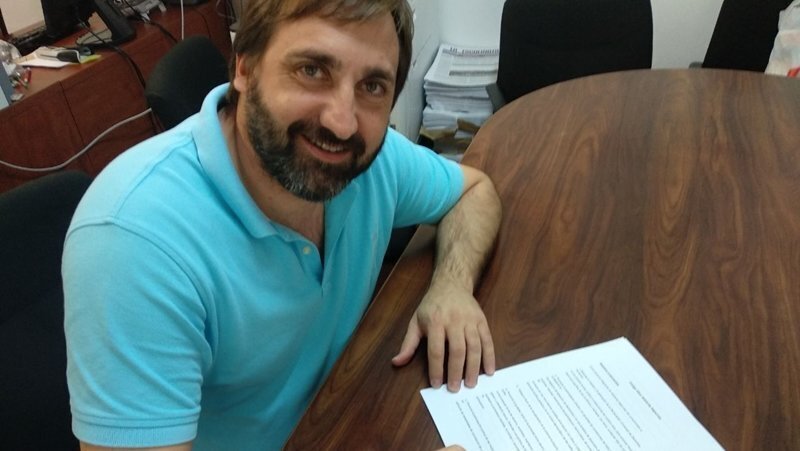 Javi Viso firma el documento de Adelante Algeciras
