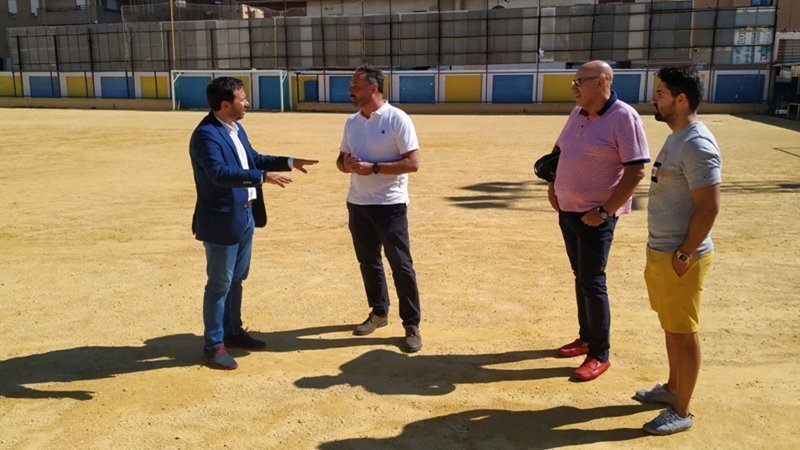 Reunión con los técnicos municipales en el campo de fútbol de Elcano