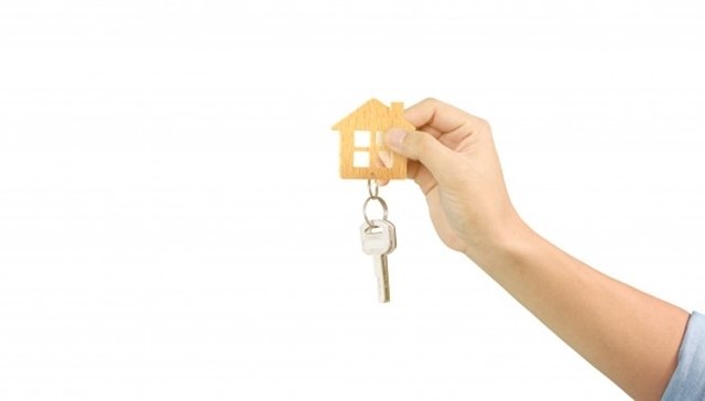 agente-inmobiliario-entregando-llaves-casa_135649-35