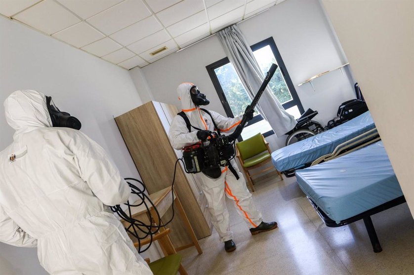 Efectivos del Tercio de Armada en labores de desinfección en una residencia de mayores en San Fernando