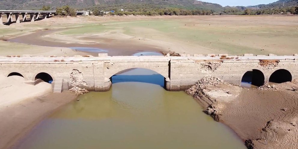 el puente de charco redondo, al descubierto por la sequía