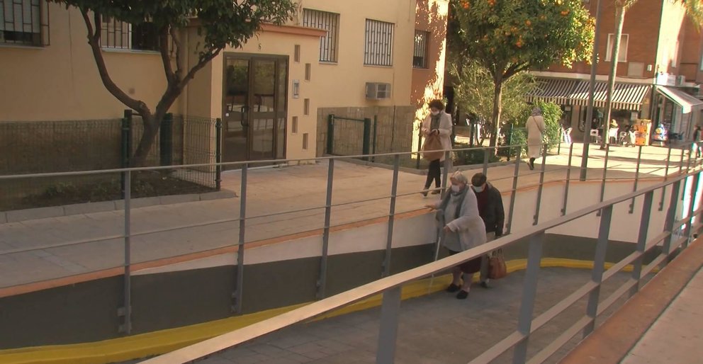 Gente camina con mascarillas frente al ambulatorio Algeciras Centro
