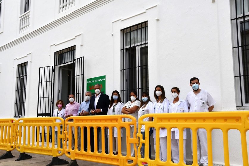 Visita de Ruiz Boix al punto vacunación en el Diego Salinas