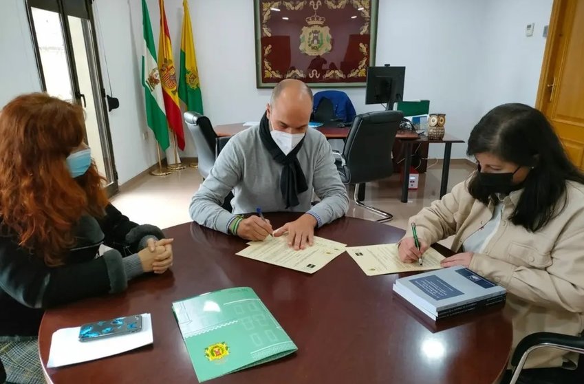 Firma del convenio entre el ayuntamiento barreño y la UNED