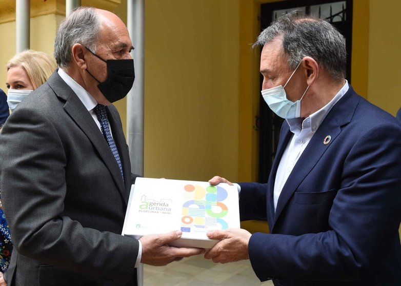 El alcalde entrega a Enrique Santiago el documento que marca el futuro de la ciudad