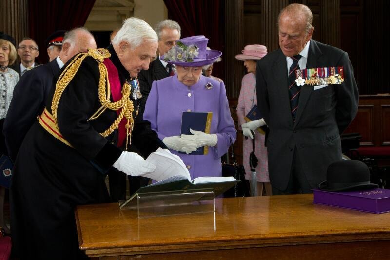 Sir John Chapple, con la Reina Isabel II y el Duque de Edimburgo en 2014