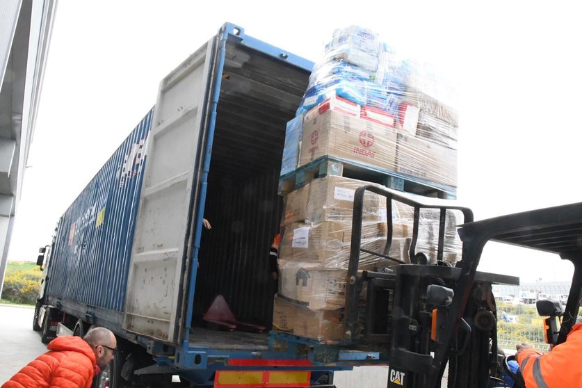 Camión cargado de artículos de ayuda para Ucrania