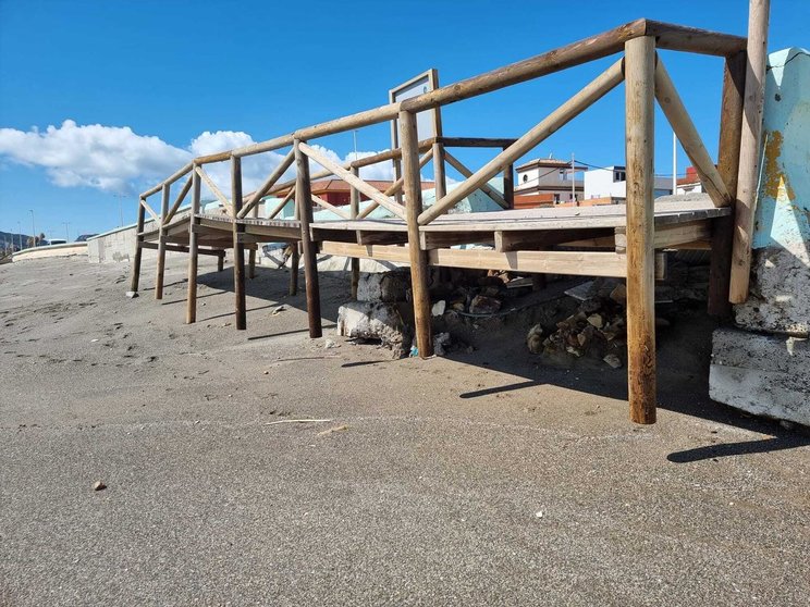 Daños del temporal en la pasarela de la playa del Tonelero