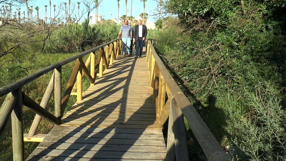 Trabajos municipales de reposición de la pasarela de la laguna de Torreguadiaro
