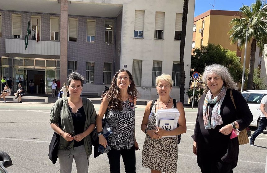 Las candidatas de Adelante Andalucía en el Campo de Gibraltar, Leticia Blanco y Maribel Martínez, en La Línea. - ADELANTE ANDALUCÍA