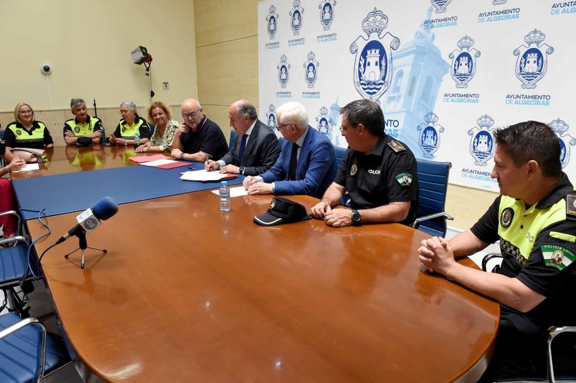 Foto de la firma del convenio entre Policía Local y Barrio Vivo
