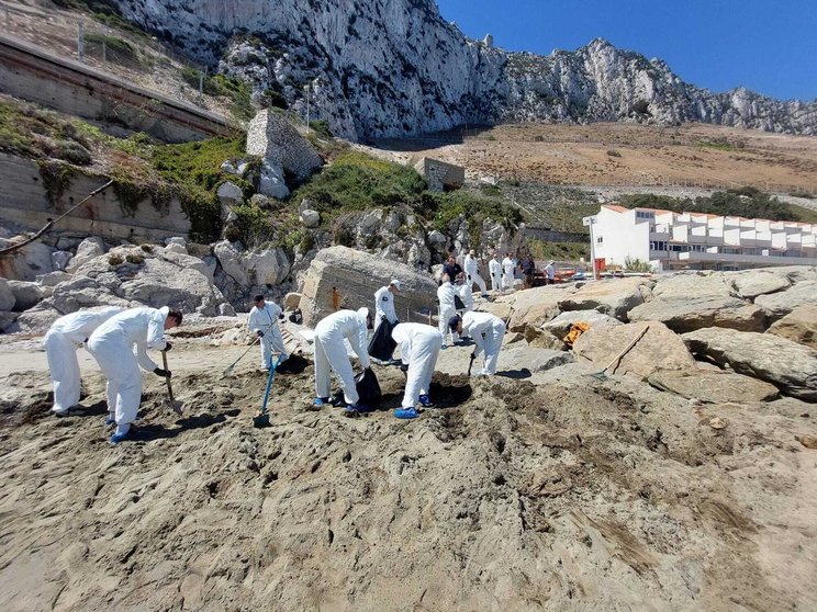 Retirada de restos de vertido del 'OS 35' en la costa de Gibraltar