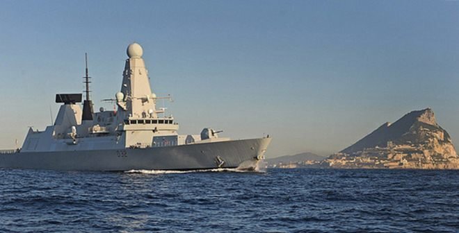 Un buque de la Royal Navy junto a Gibraltar
