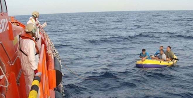 Inmigrantes navegando en una lancha hinchable de uso recreativo