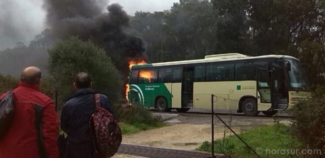 Autobus incendiado de la empresa Comes