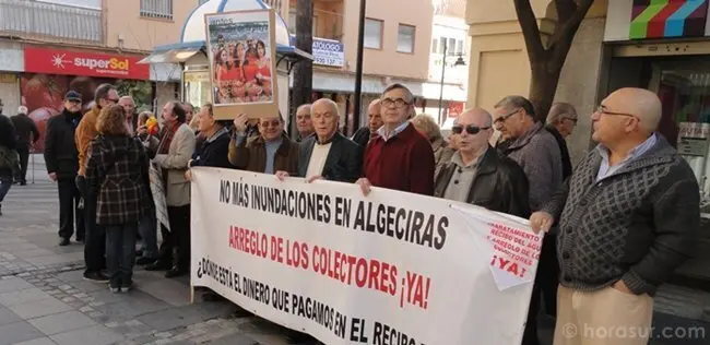 Protesta colectores cartel ba&ntilde;adores