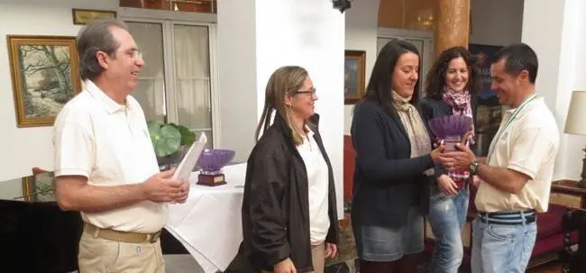 Foto entrega trofeos pesca
