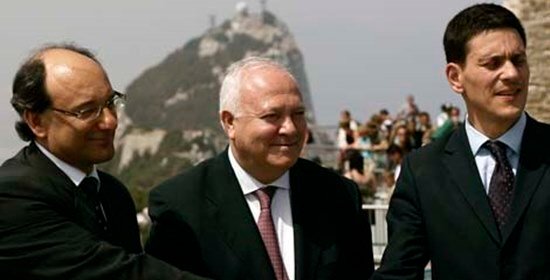 Spanish Foreign Minister Moratinos, British Foreign Minister Miliband and Gibraltar Chief Minister Caruana shake hands in the British colony of Gibraltar