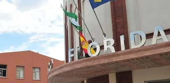 COLOCACION BANDERAS TEATRO FLORIDA