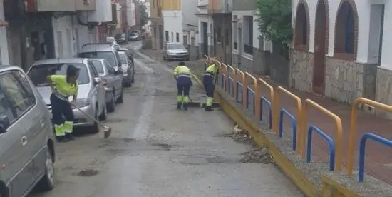 20140927 OPERARIOS DE DELEG LIMPIEZA ALGESA LIMPIAN DE BARRO Y RESTOS DE OBRA DEL COLECTOR LA PARTE ALTA DE CALLE ANDALUCIA