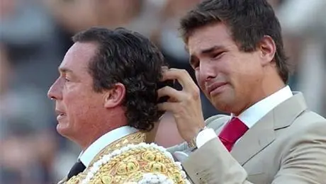 Jose_Maria_Manzanares_hijo_corta_coleta_padre_diestro_Jose_Maria_Manzanares