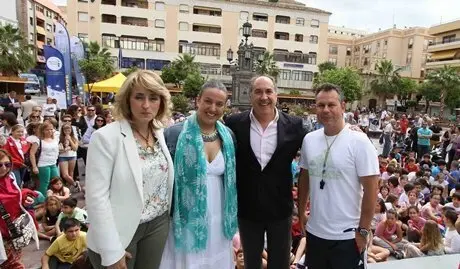 MUESTRA DEL LIBRO GIGANTE CONFECCIONADO POR ALUMNOS DEL CEIP SANTA TERESA