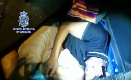 inmigrante-oculto-rueda_de_repuesto_MDSIMA20151001_0127_36