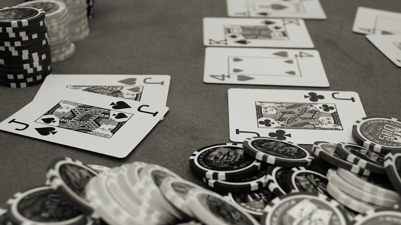 cards_chips_poker_table_black_white_7909_3840x2160