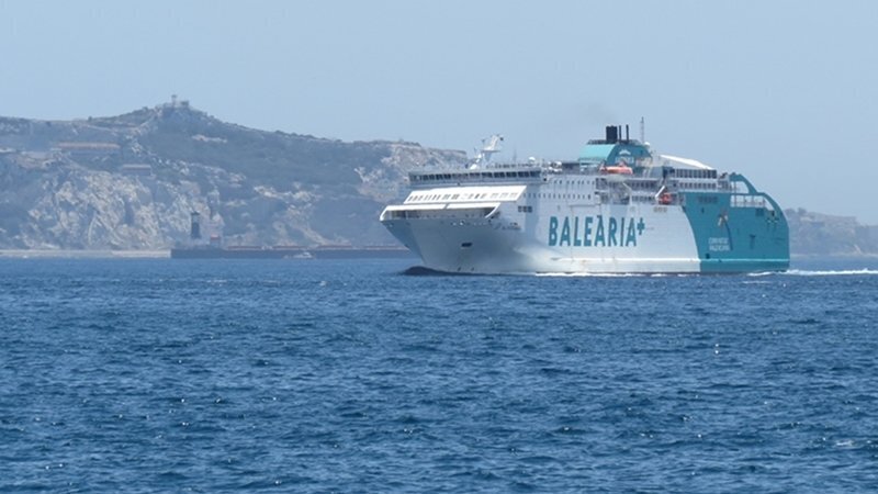 Uno de los barcos de Balearia