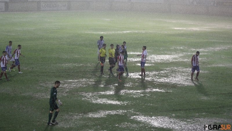 El partido fue suspendido por las fuertes lluvias