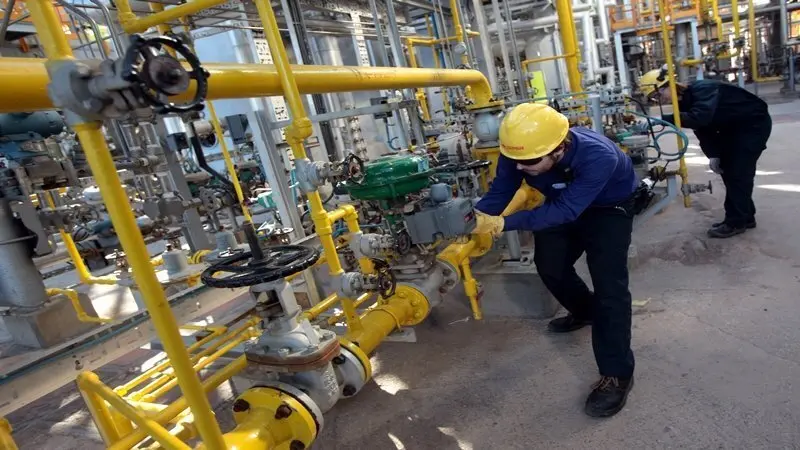 Trabajadores-en-la-refineria-Gibraltar-San-Roque