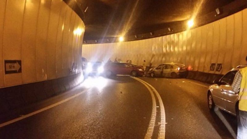 Los dos vehículos atravesados en mitad del túnel. Foto: A. Lopez