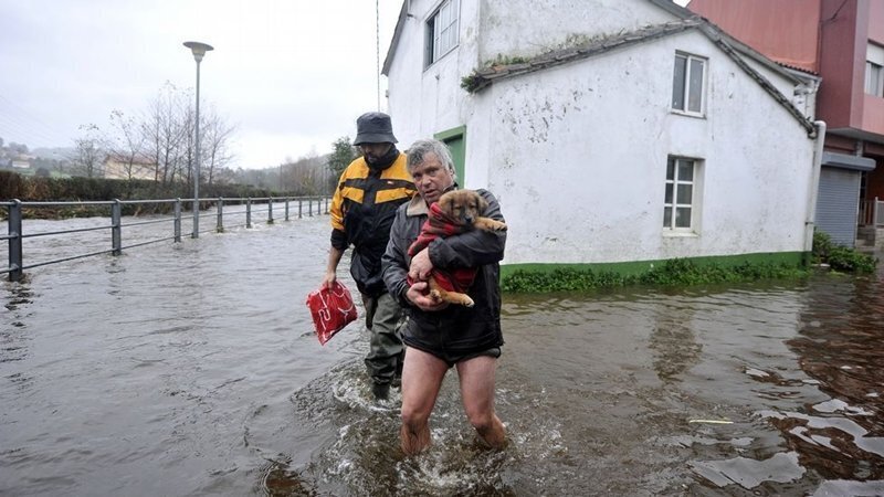 Inundacion en Neda. Foto: Angel Manso (La Voz de Galicia)