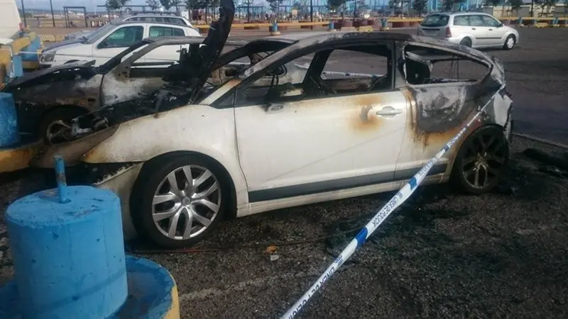 Los veh&iacute;culos incendiados. Foto: Sergio J. (Facebook)