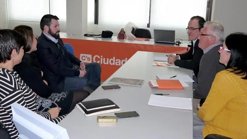 Ciudadanos y Apymeal durante su encuentro