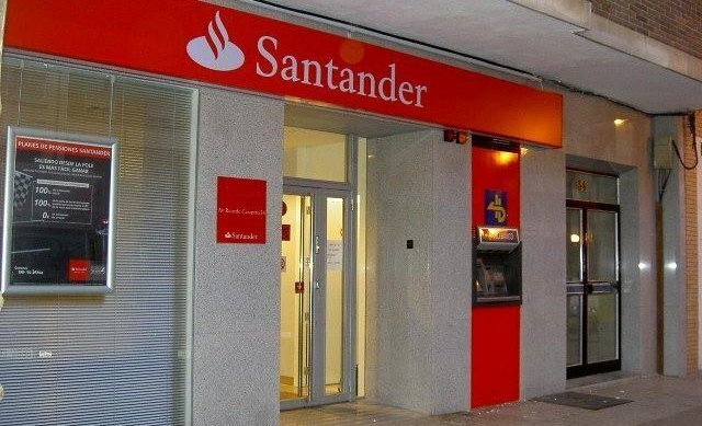 Fachada de una oficina del Banco Santander