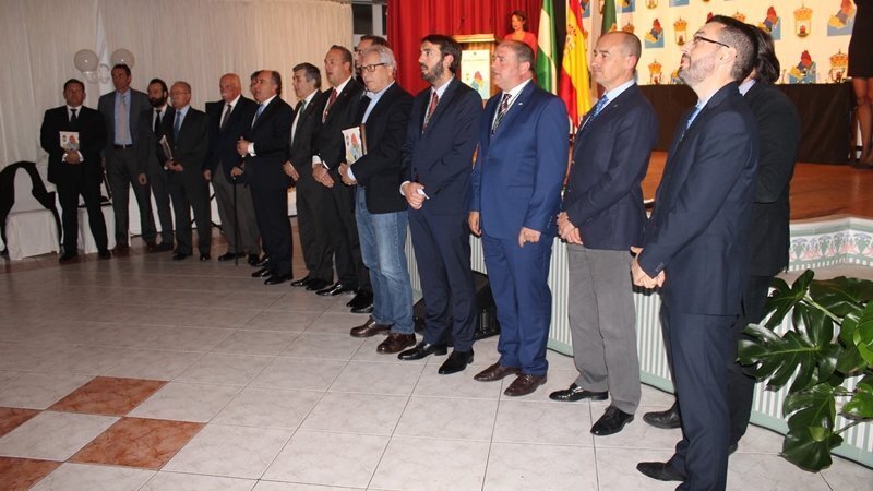Los premiados junto a los siete alcaldes y el presidente de Mancomunidad