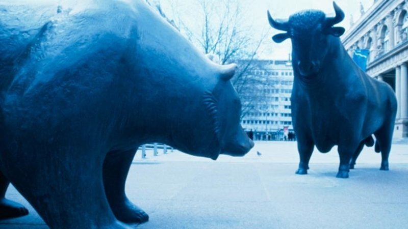 Bear and bull sculptures outside the Frankfurt stock exchange