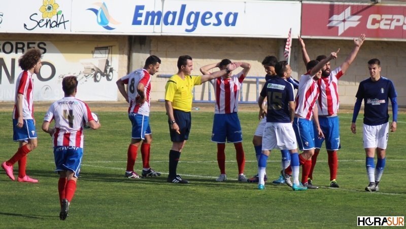 El Algeciras pidio penalty en una jugada que el arbitro marco fuera del area